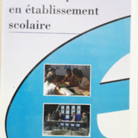 Communiquer en établissement scolaire. Les dossiers de formation de l'ESPEMEN. Cassette VHS. 40 mn