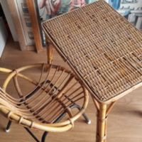 Petite table en rotin et son siège