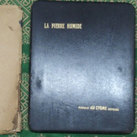 Pierre humide, marque "Au cygne"